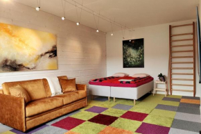 Lovely 7th floor studio full of color, enjoy!
